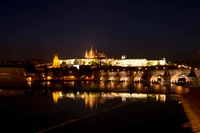 Castelo de Praga iluminado à noite: um deslumbrante reflexo no rio Vltava