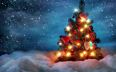 Pays des merveilles d'hiver : Un arbre de Noël magnifiquement décoré illuminé dans la neige