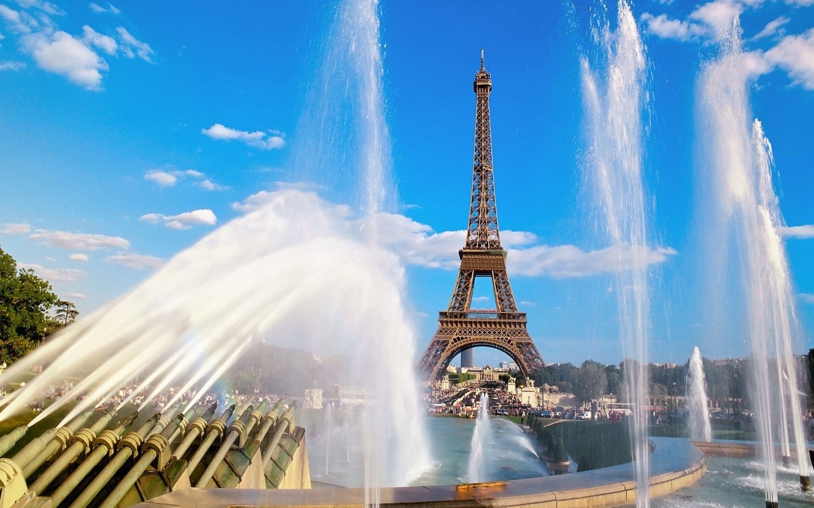 Fonte desfocada com água espirrando em frente à torre eiffel (torre eiffel, água, nuvem, dia, fonte)