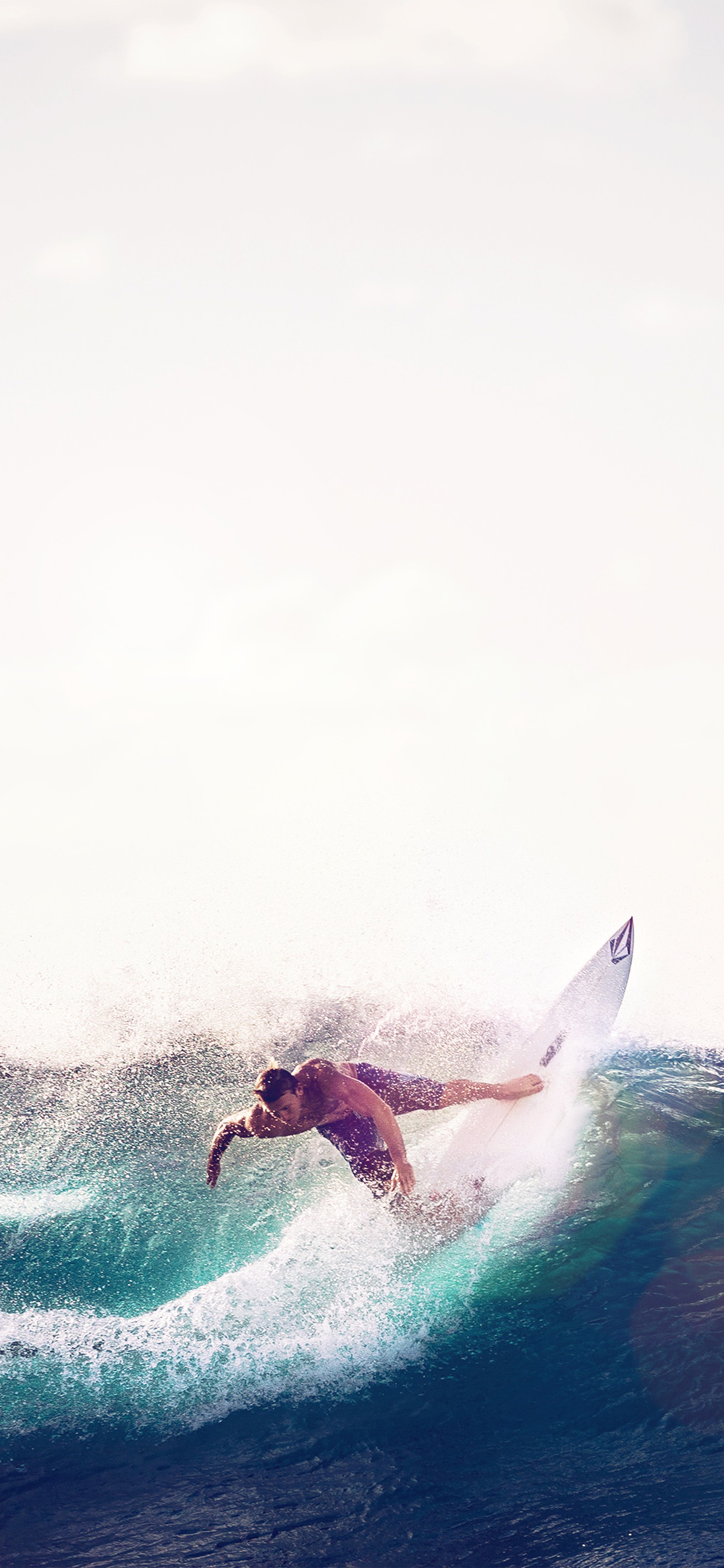 Surfer reitet auf einer welle im ozean auf einem weißen surfbrett (wasser, surfbrett, surfen, glücklich, freizeit im freien)