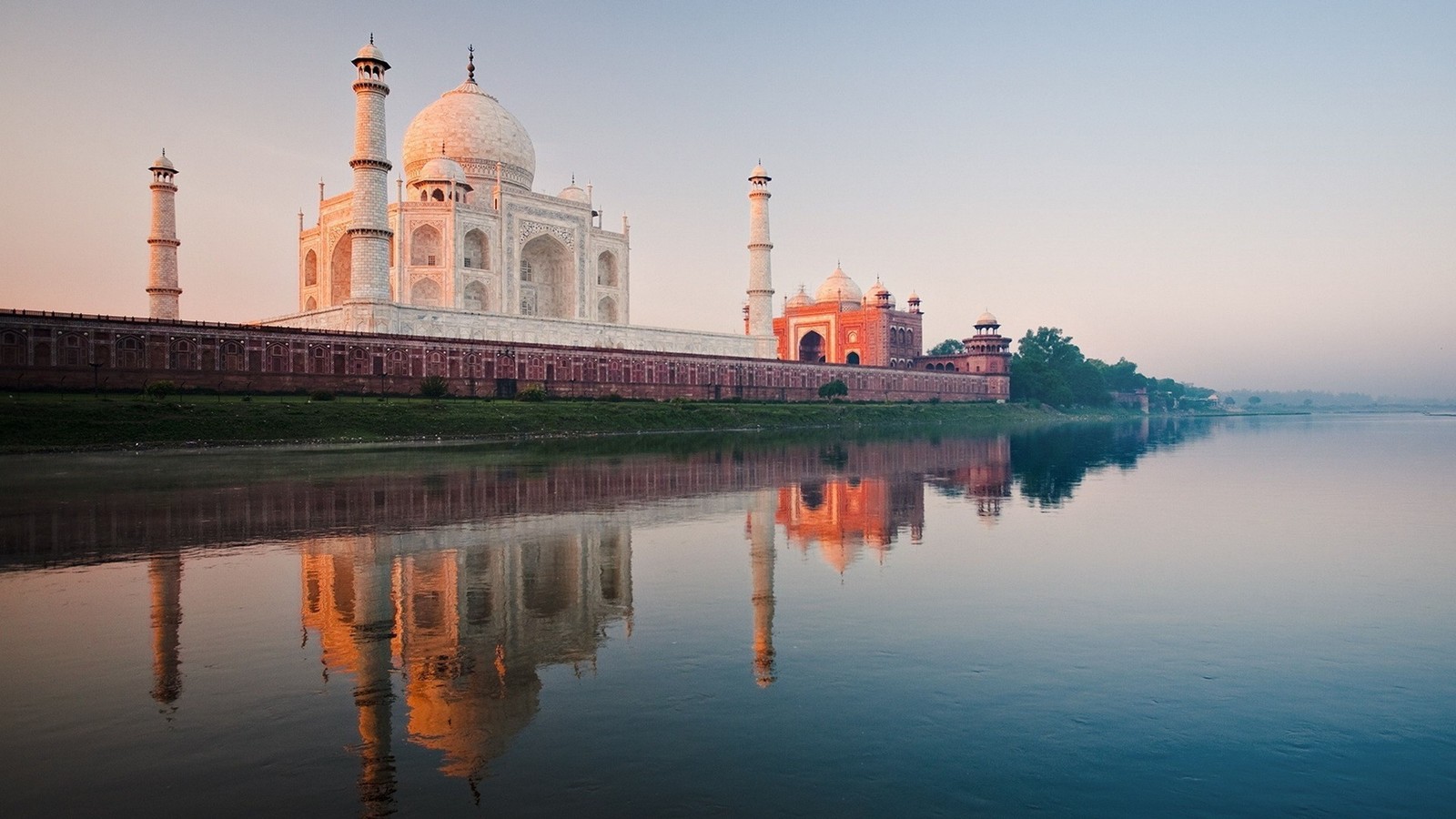 Uma visão borrada de um grande edifício com um reflexo na água (taj mahal, reflexo, marco, piscina refletora, água)