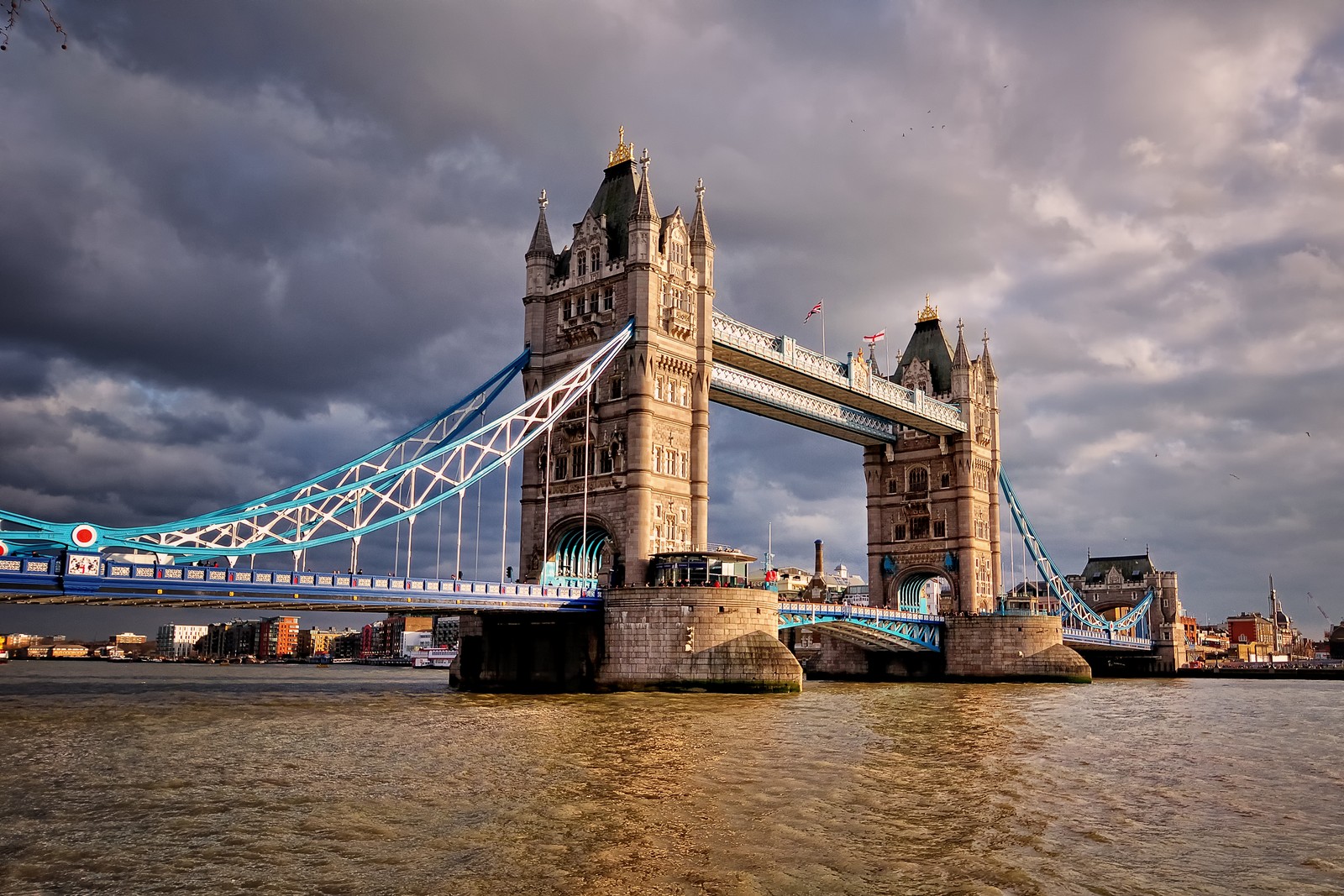 Арафед мост над водой с облачным небом на заднем плане (tower bridge, достопримечательность, путешествие, мост, река)