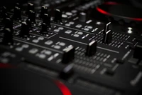 Primer plano de un mezclador de DJ que muestra controles intrincados y características de mezcla de audio.