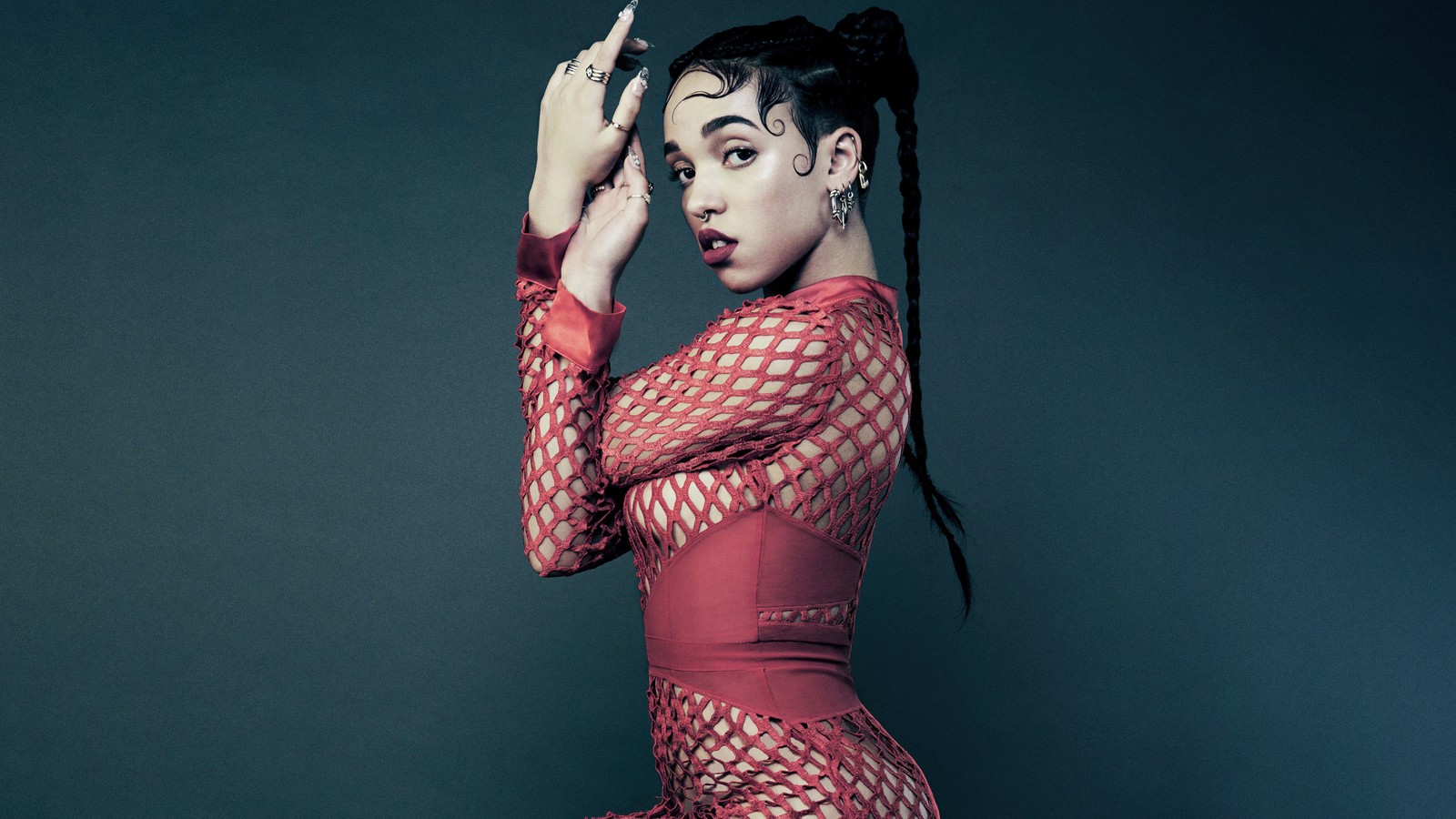 Una mujer con un vestido rojo posando con las manos en la cabeza (fka twigs, sesión de fotos, cantante británico, 5k, música)