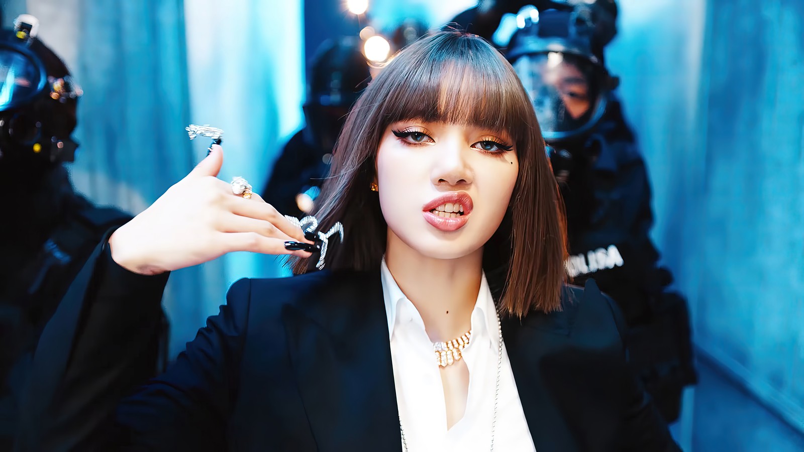 Mujer aráfeda en traje fumando un cigarrillo frente a la policía (blackpink, lisa, lalisa manoban, ลลสา มโนบาล, pranpriya manoban)