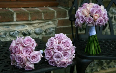 Elegantes ramos de rosas Centifolia en suaves tonos rosas