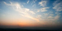 Horizonte crepuscular tranquilo con nubes etéreas