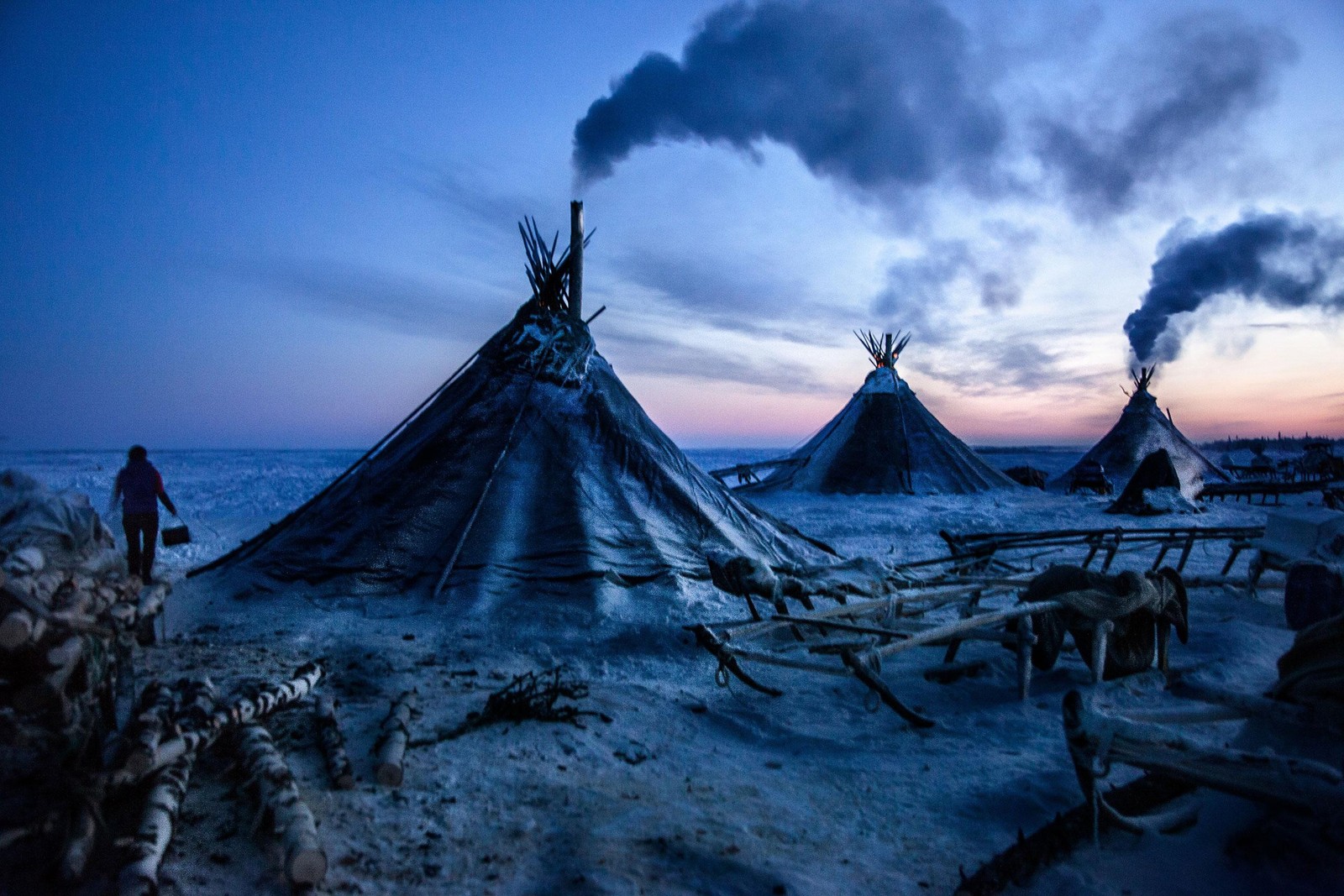 Des girafes sur la plage avec de la fumée s'échappant d'elles (arctique, nuage, paysage, montagne, ciel)