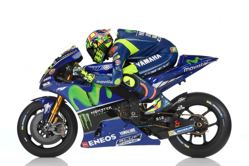 Крупный план человека, едущего на мотоцикле по белой поверхности (yamaha yzr m1, мотоцикл, гонщик мотоциклов, мотоспорт, motorsport)