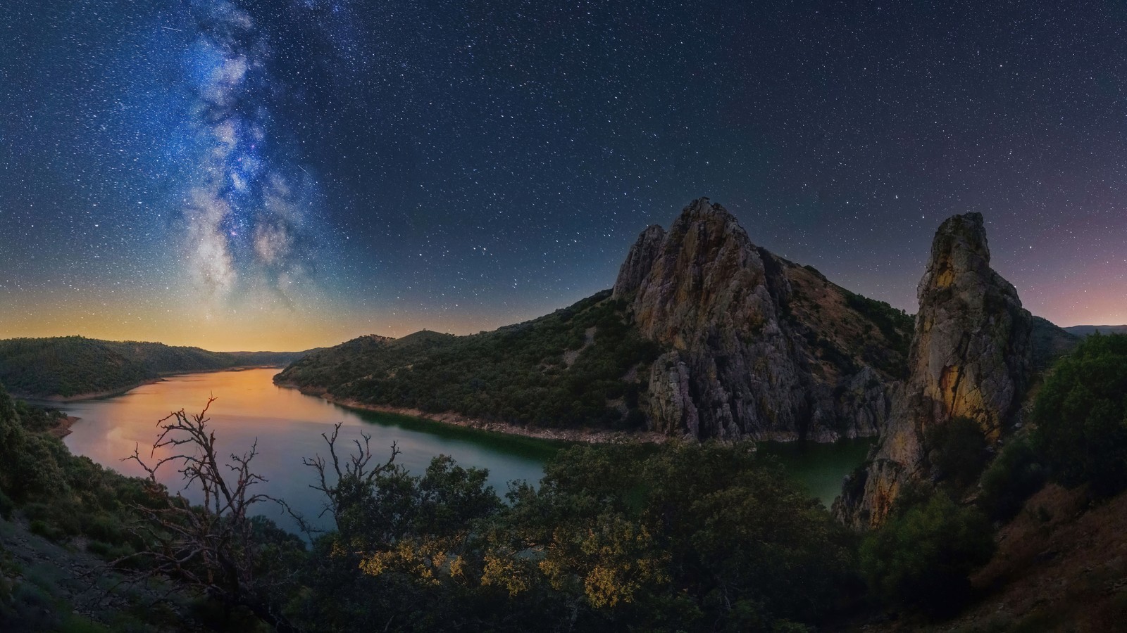 Blick auf die milchstraße über einem see und bergen (nacht, himmel, sterne, fluss, berg)