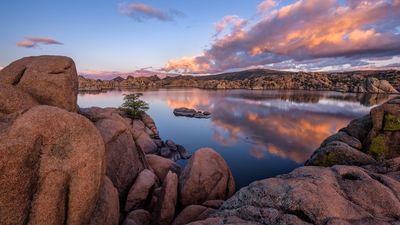 Озеро, окруженное камнями и валунами, на фоне заката (аризона, arizona, вода, облако, водные ресурсы)