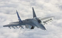 Caza MiG-35 en vuelo sobre las nubes