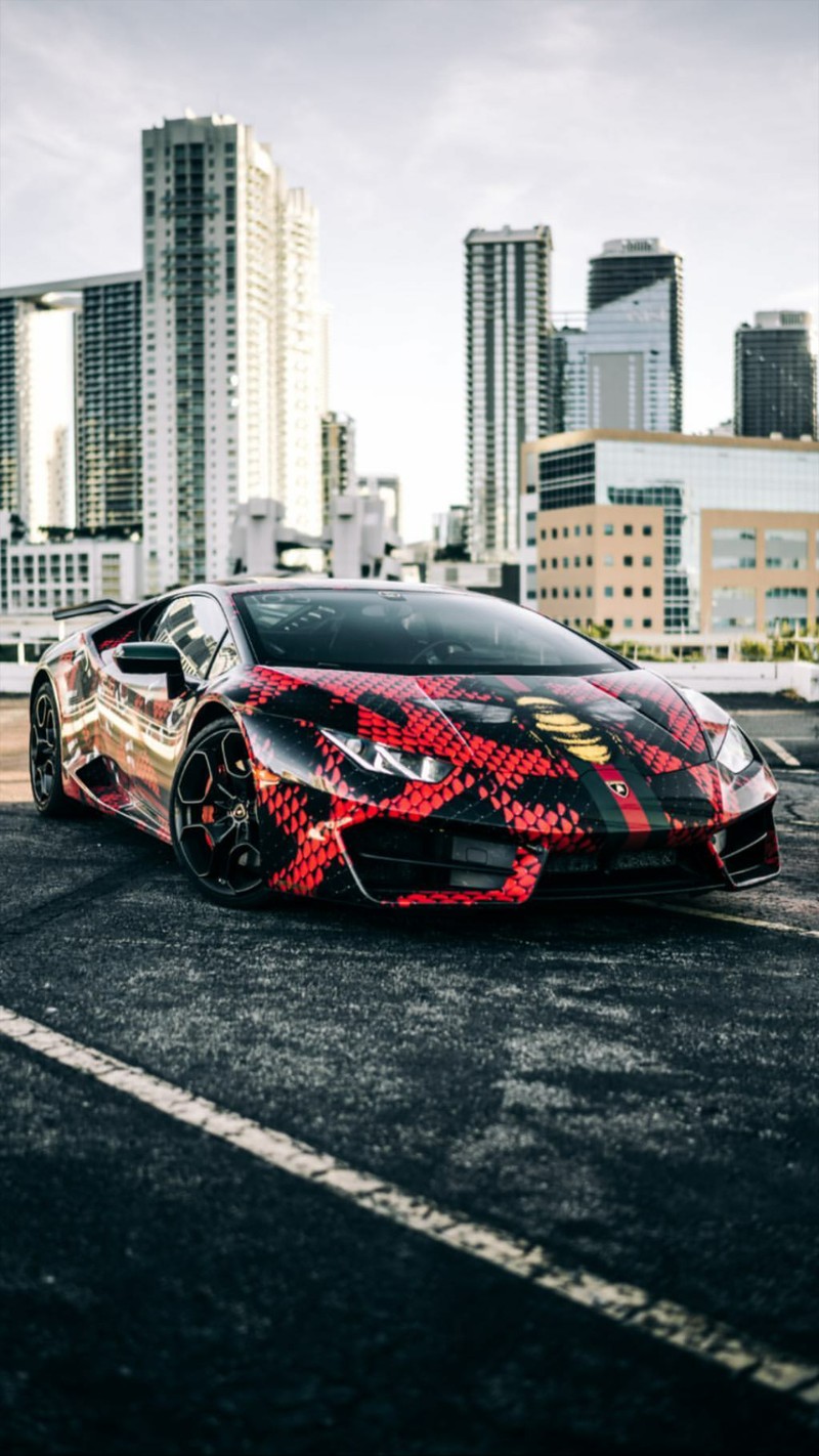 Крупный план красного и черного спортивного автомобиля на городской улице (lamborghini, huracan, машина, суперкар, обои)