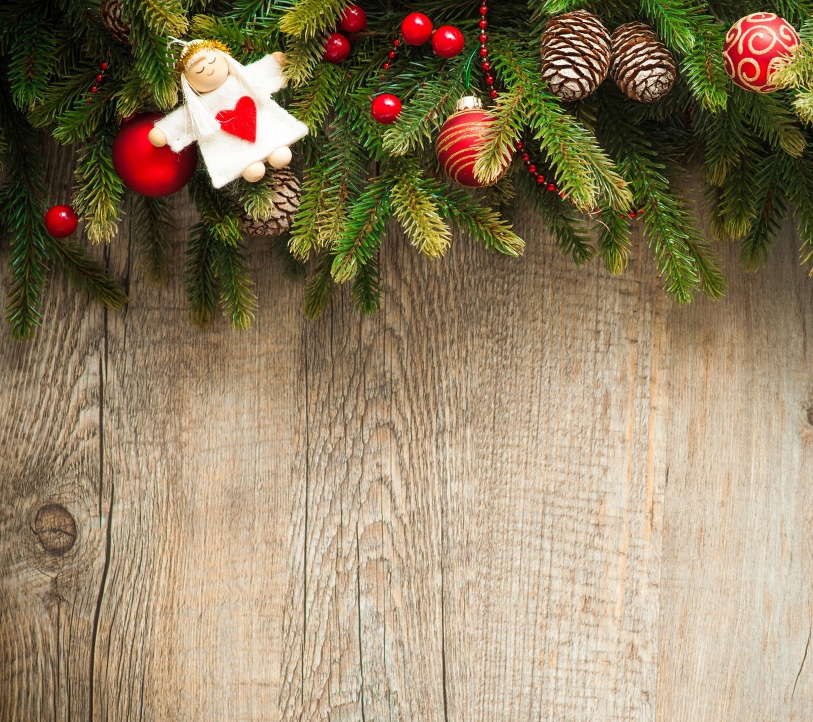 Weihnachtsdekorationen auf einem holz-hintergrund mit platz für text (weihnachtsschmuck, frohe weihnachten, weihnachten)