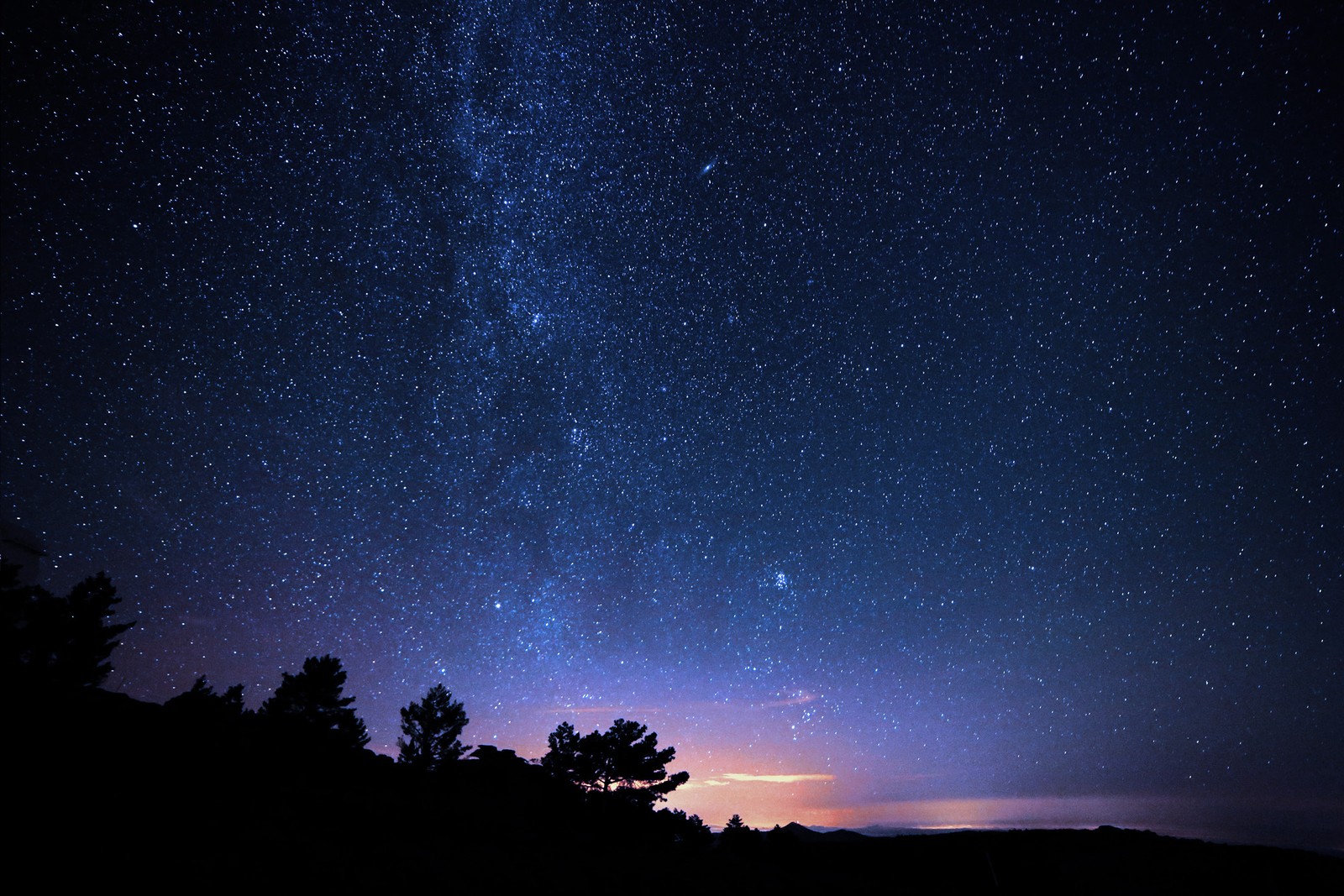 Uma vista da via láctea e das estrelas sobre uma colina (aurora, galáxia, noite, roxo, céu)