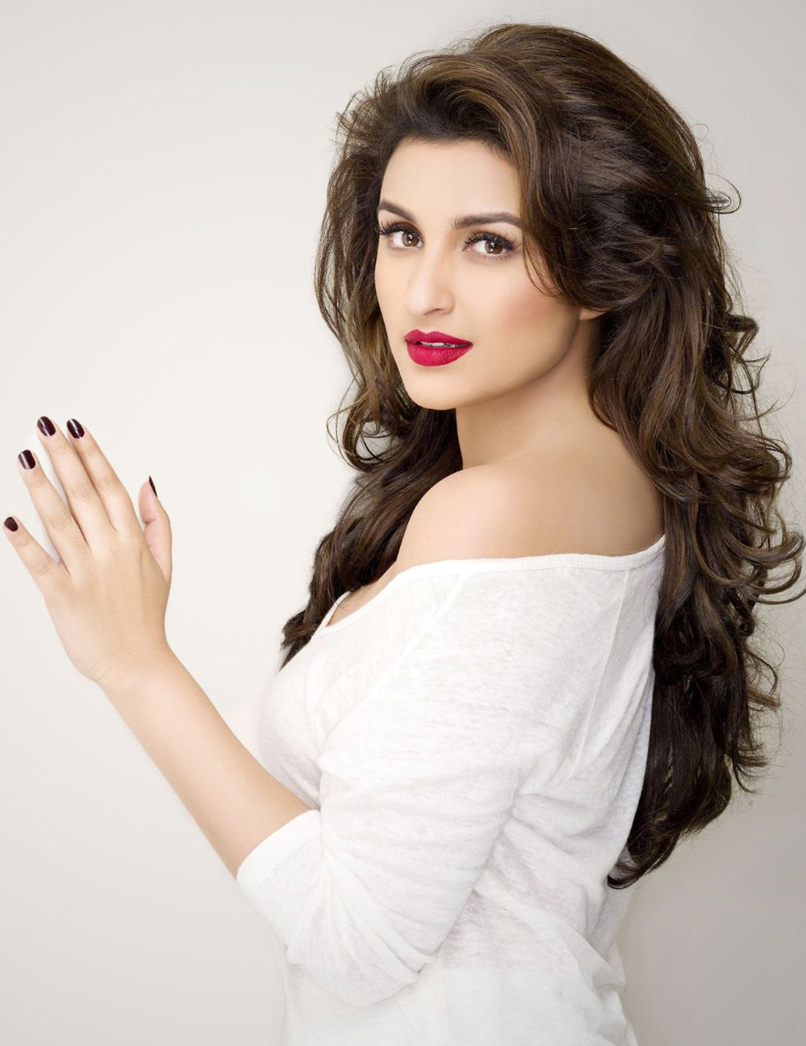 Un gros plan d'une femme avec de longs cheveux et une chemise blanche (actrice, bollywood, chopra, hd, parineeti)