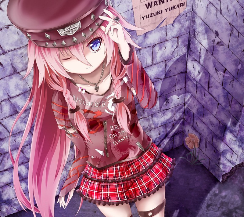 Chica de anime con cabello rosa y un sombrero de pie frente a una pared (anime, detective)