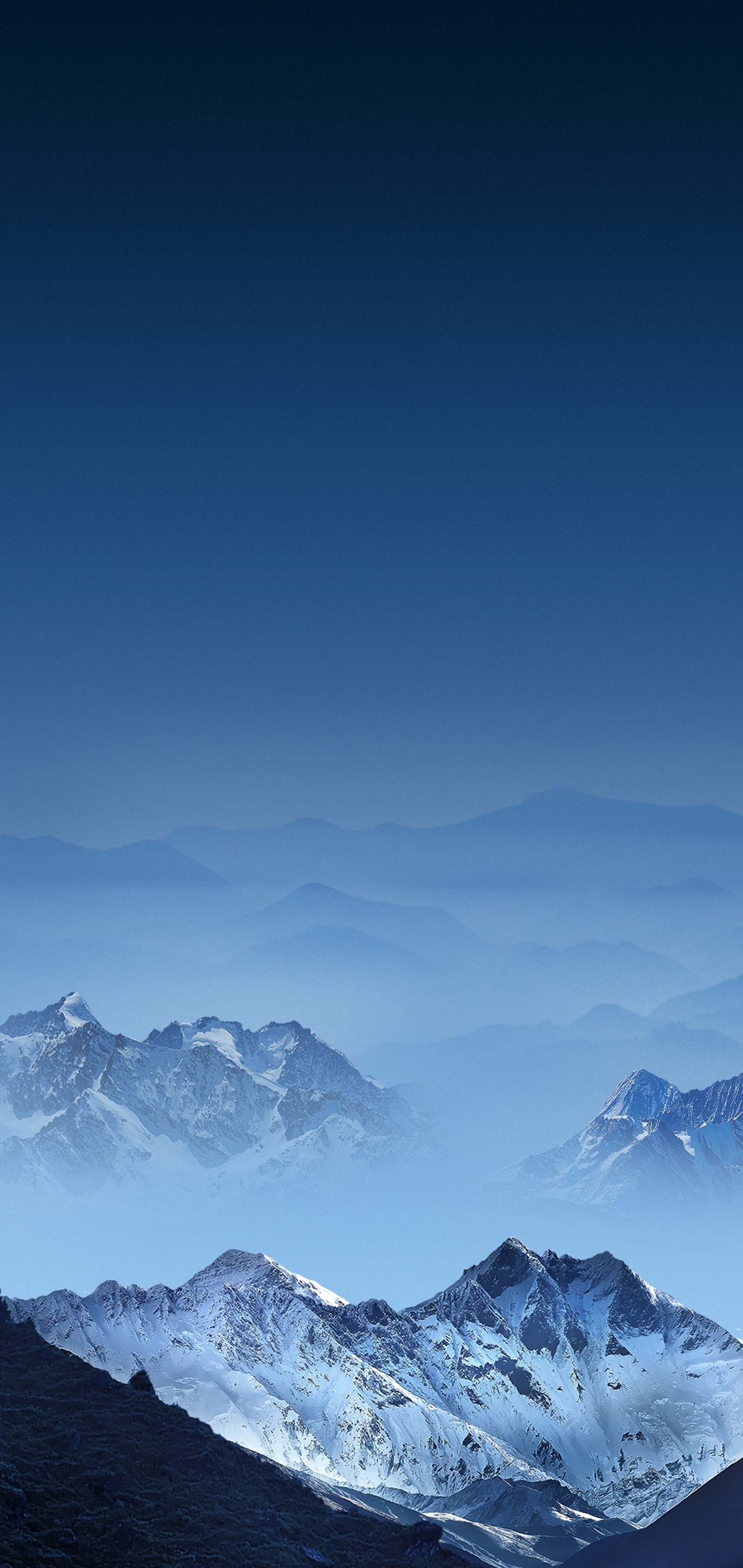 Montañas cubiertas de nieve y niebla con un cielo azul (vivo v11, abej, beograd, montaña, blanco)