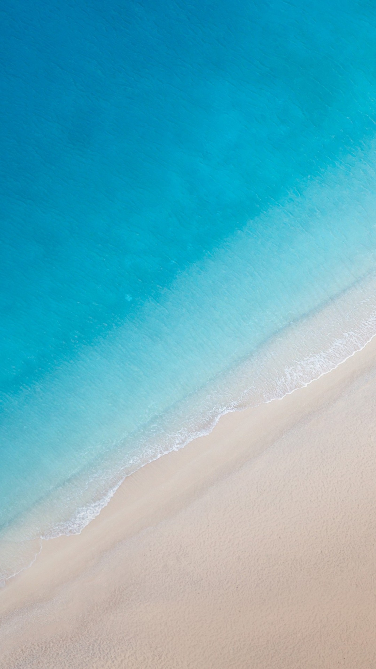 Giraffen, die am strand mit einem surfbrett im wasser spazieren (beach huawei, blau, landschaft)