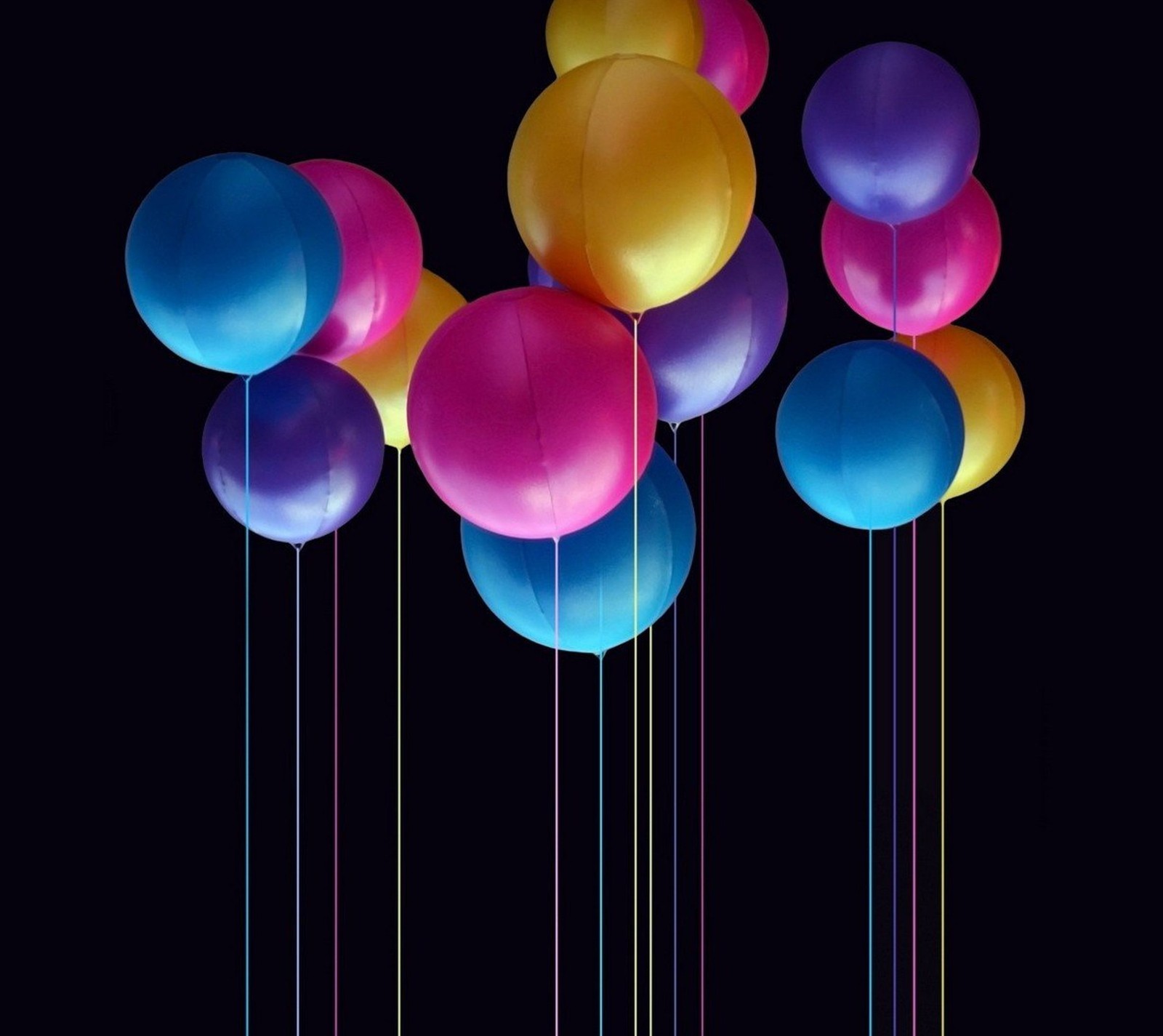 Des ballons flottants dans l'air sur fond noir (abstrait, ballons, couleur)