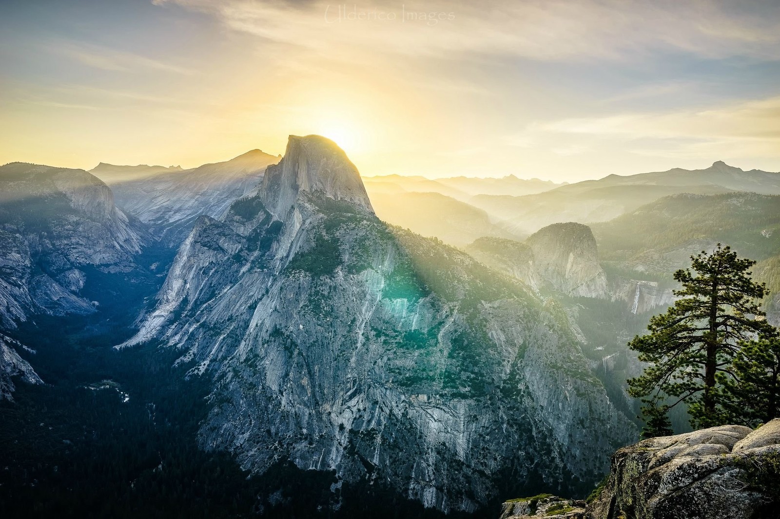 Vista aérea de uma montanha com o sol se pondo ao fundo (vale de yosemite, yosemite valley, meia cúpula, parque, parque nacional)