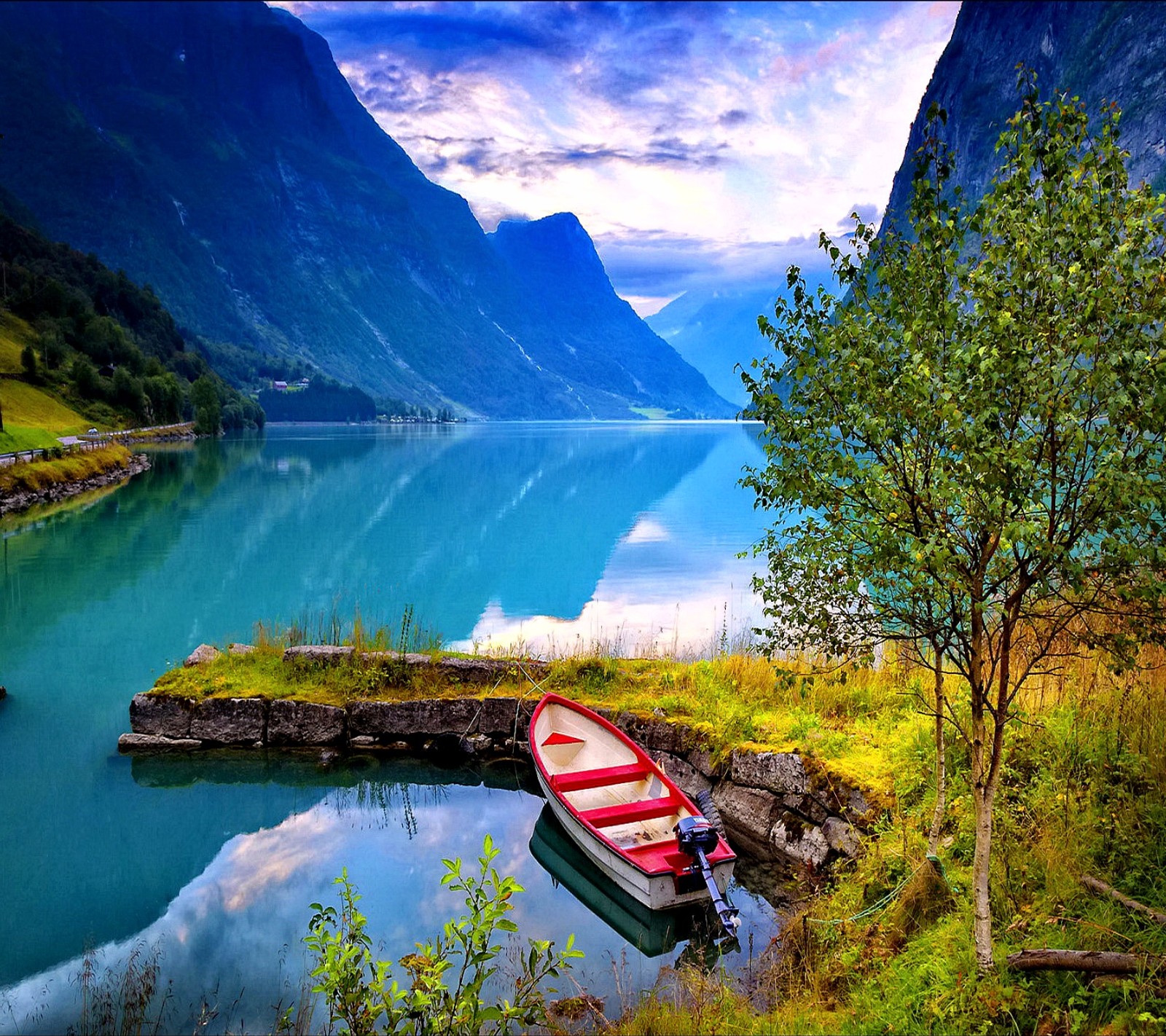 Ein boot, das auf dem wasser in der nähe der berge schwimmt (boot, fluss)