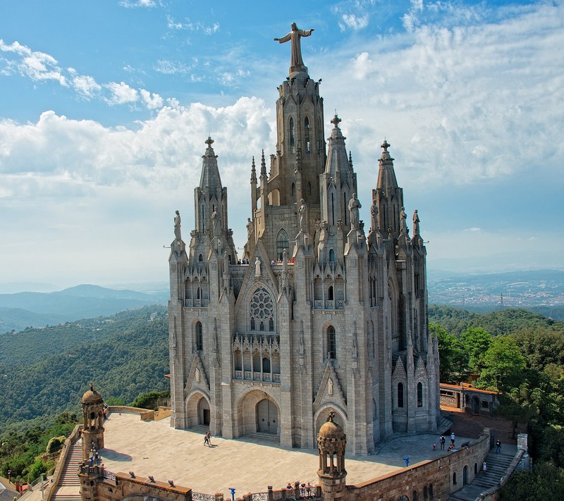 Аэрофотоснимок большого собора с尖塔 и небом на заднем плане (барселона, barcelona, испания)