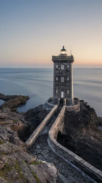 Маяк на закате, overlooking спокойные воды