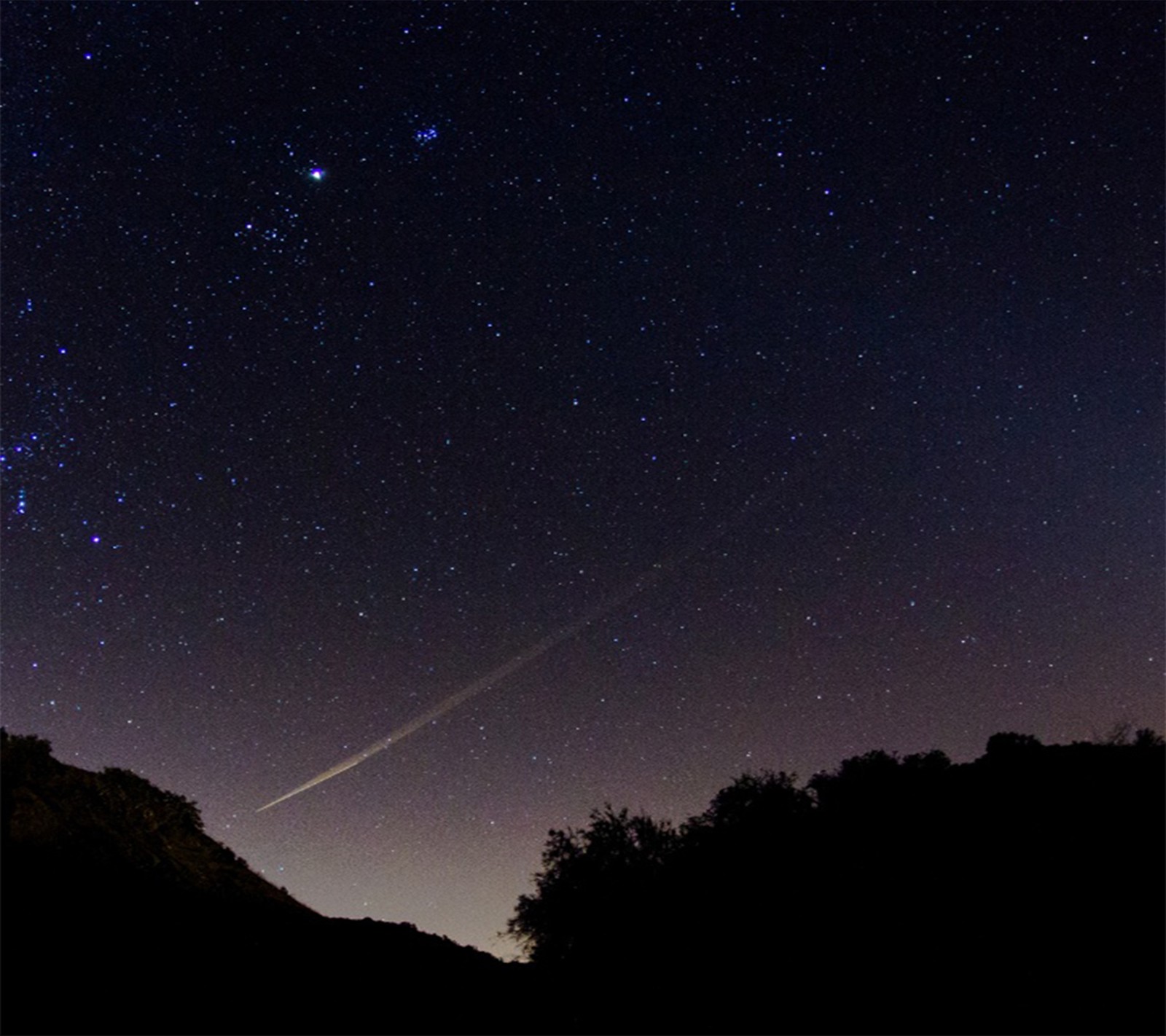 Uma visão de uma estrela cadente no céu noturno com uma trilha de luz (astronomia, céu, estrela)