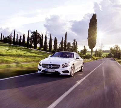 Elegante coupé Mercedes-Benz S-Class em uma pitoresca estrada rural