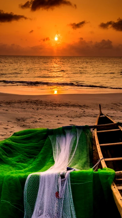 Coucher de soleil majestueux sur la plage tranquille avec des filets de pêche