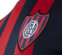 Camiseta del Club Atlético San Lorenzo con escudo distintivo.