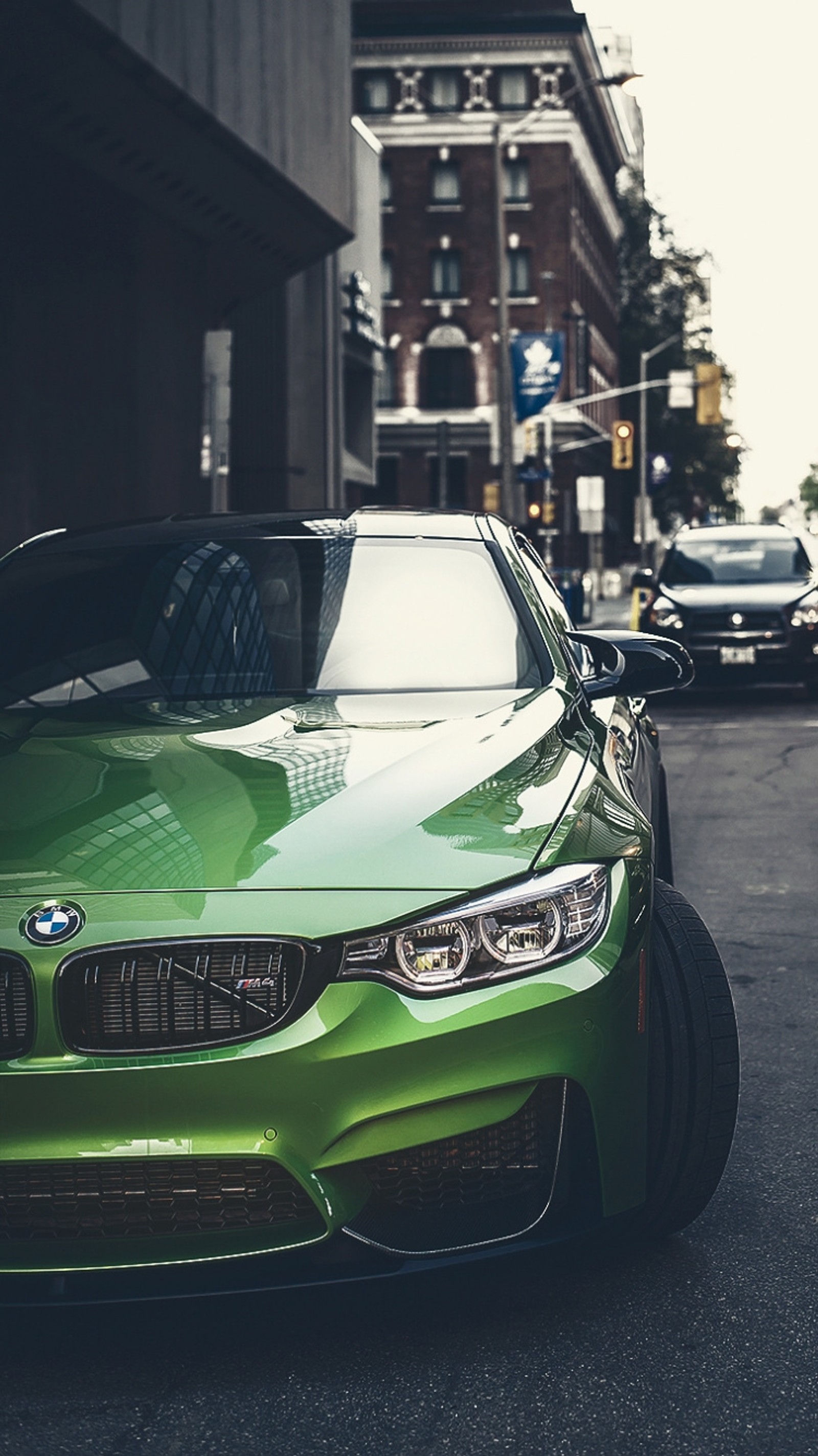 Ein grünes bmw-auto steht am straßenrand (bmw, autos, stadt, coupé, f82)