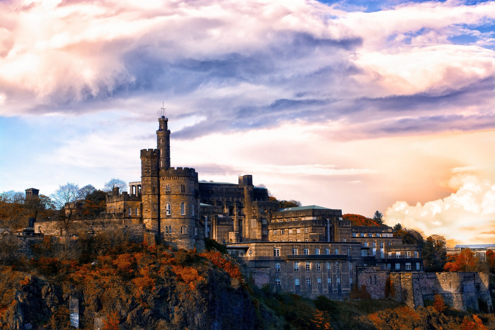 Aromatisches schloss auf einem hügel mit bewölktem himmel im hintergrund (edinburgh, stadt, wolke, wahrzeichen, burg)