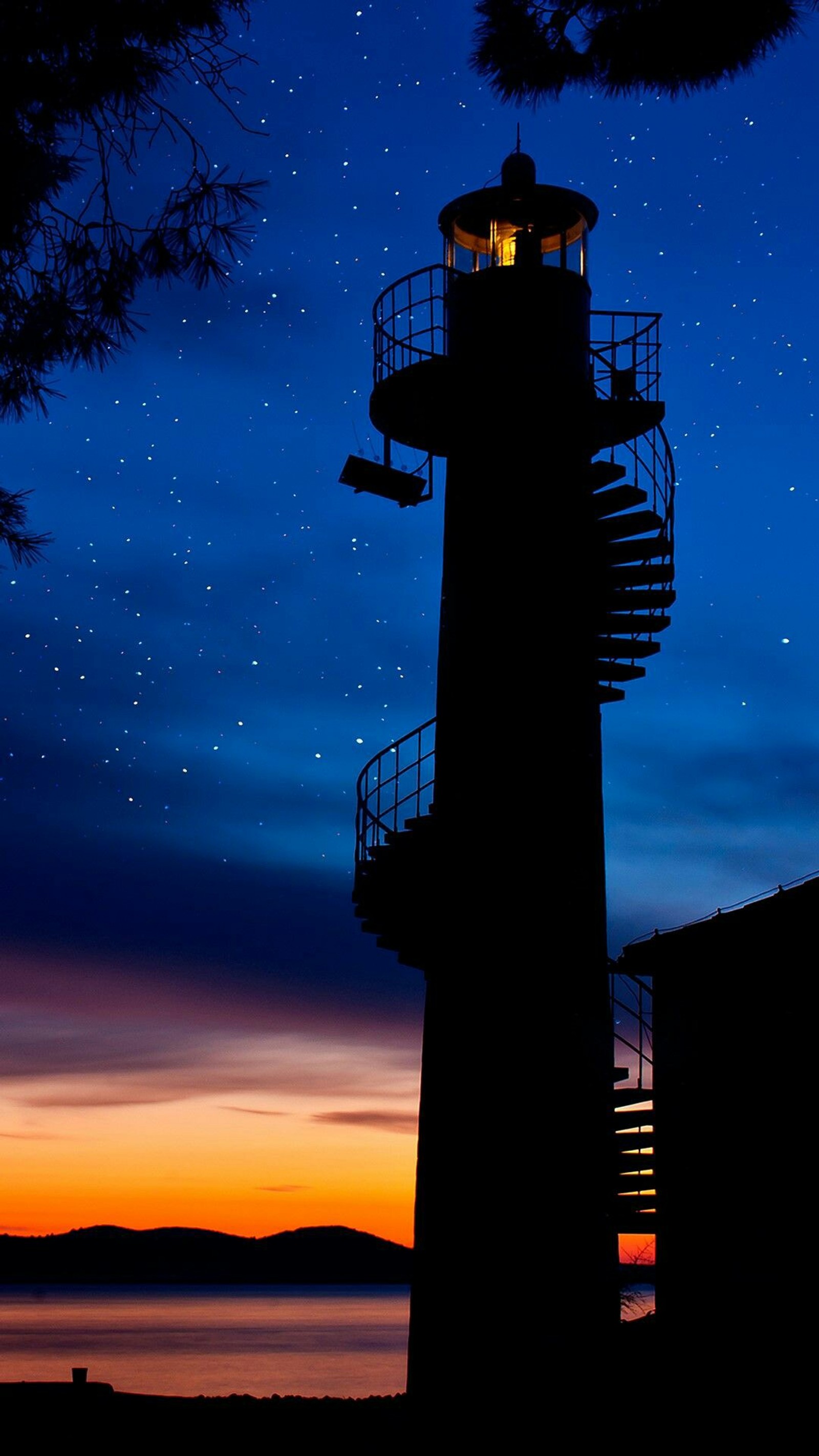 Há uma torre de farol com uma luz acesa à noite (farol, oled, maçãs, torre, atmosfera)