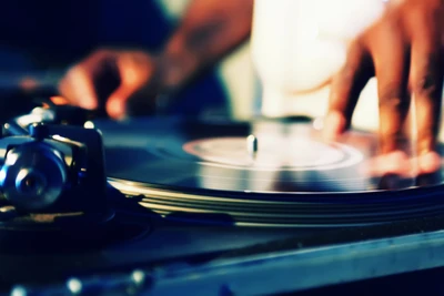 Mezcla de discos de vinilo por DJ