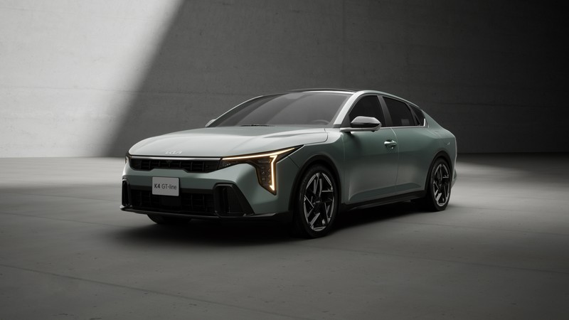 Крупный план зеленого автомобиля в темной комнате (kia k4, 2025, машины, обои 4k)