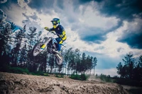 Husqvarna EE 5 in Aktion: Elektrisierender Dirtbike-Sprung gegen einen dramatischen Himmel