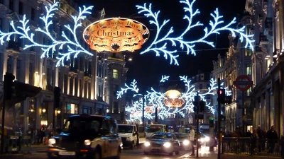 Die Innenstadt von Metropolis, beleuchtet mit festlichen Weihnachtslichtern und Dekorationen