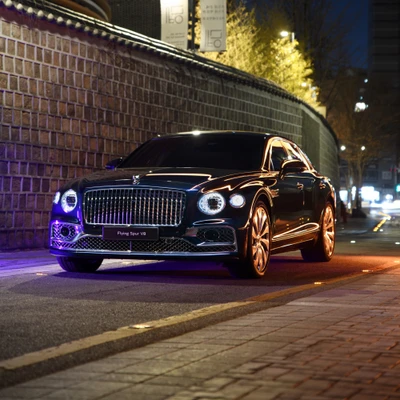 Bentley Flying Spur V8: Una lujosa berlina de alto rendimiento por la noche