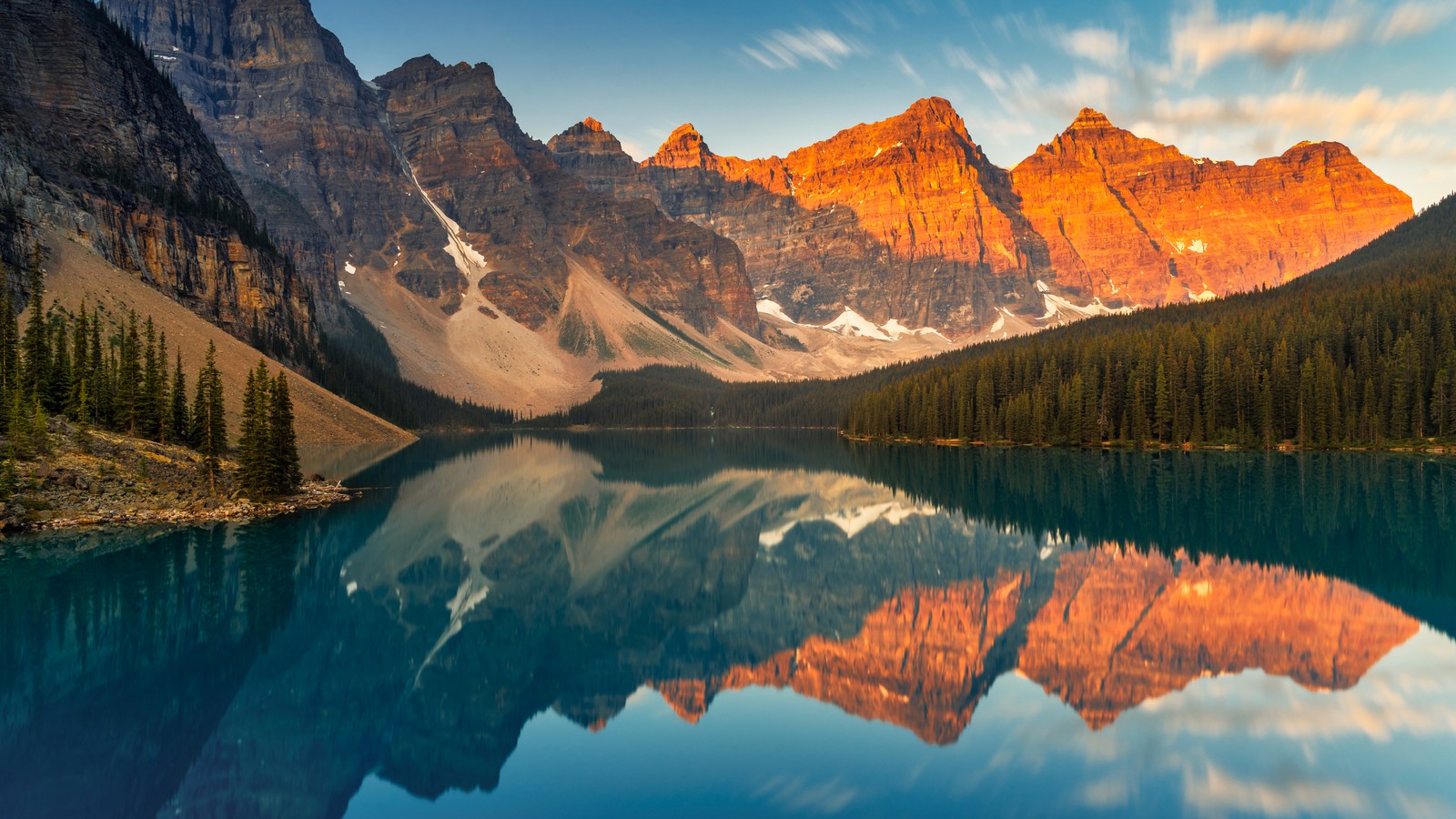 Вид на озеро с горами на заднем плане (национальный парк банфф, banff national park, восход солнца, пейзаж, озеро морейн)