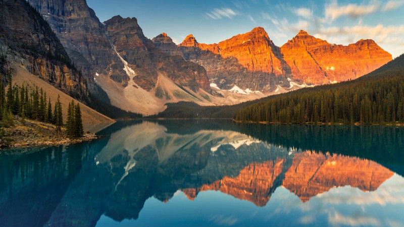 Вид на озеро с горами на заднем плане (национальный парк банфф, banff national park, восход солнца, пейзаж, озеро морейн)