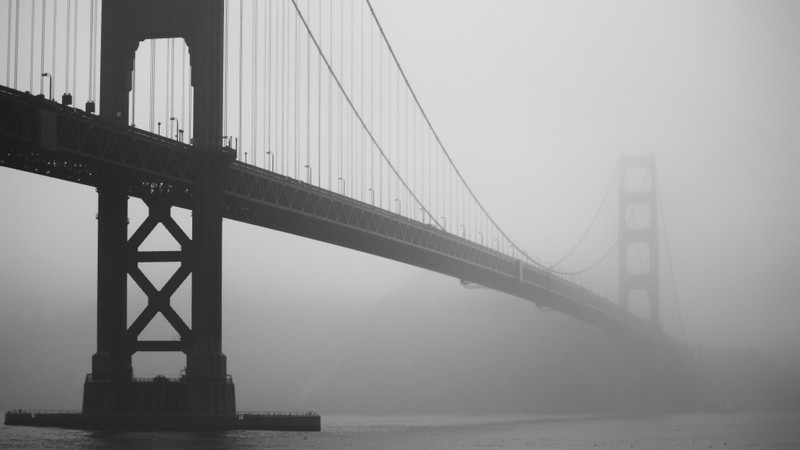 Размытый вид моста в тумане с лодкой на воде (мост золотые ворота, golden gate bridge, мост, туман, вода)