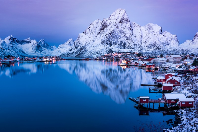 Размытая горная цепь на фоне водоема и небольшого городка (лофотены, lofoten, гора, снег, природа)