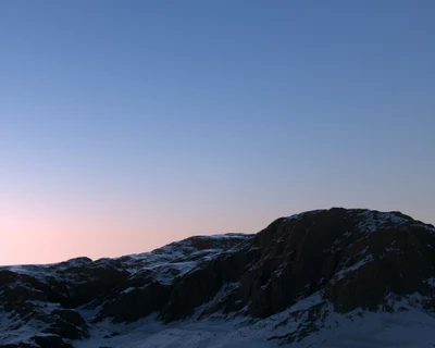 Amanhecer sereno sobre montanhas cobertas de neve