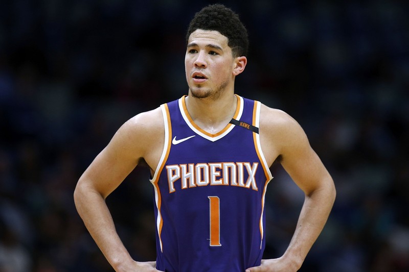 Крупный план баскетболиста, стоящего на площадке (девин букер, devin booker, американский баскетболист, nba, финикс санс)