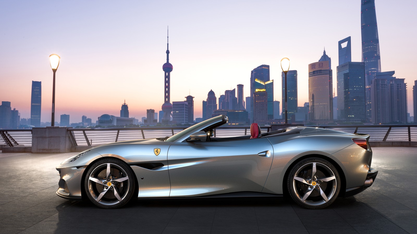 Ferrari california roadster vor einer stadtsilhouette (ferrari portofino m, 8k, 2021, 5k, autos)