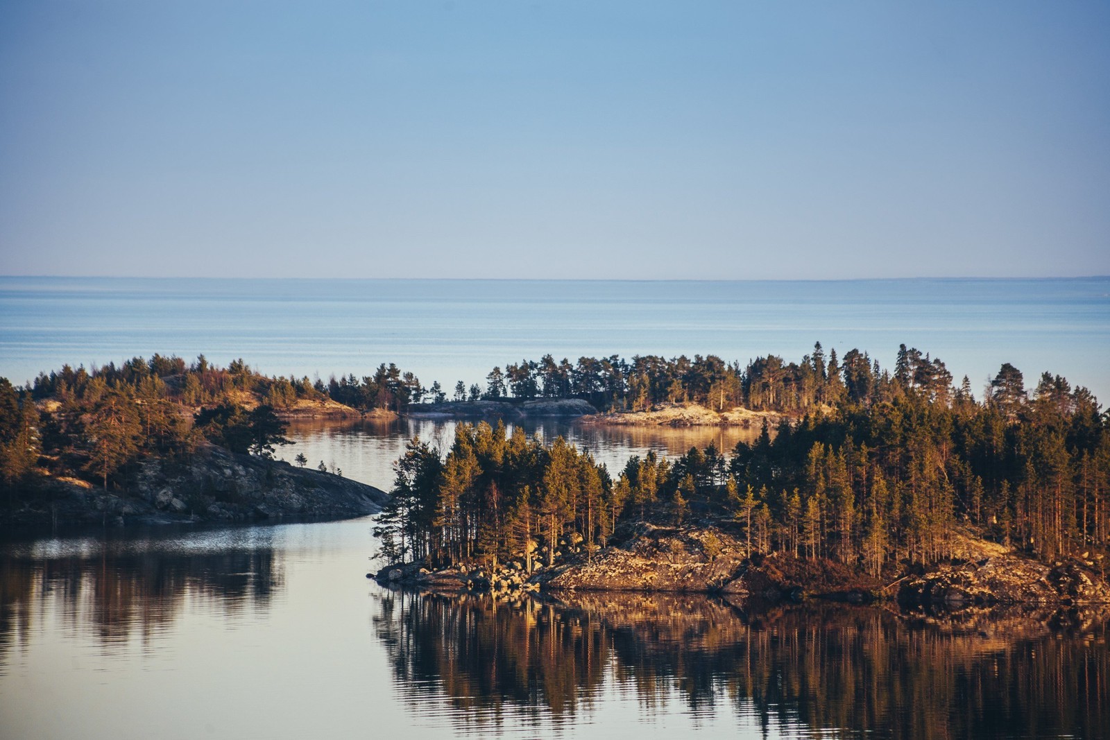 Arafed island in the middle of a lake surrounded by trees (nature, sea, reflection, water, tree)