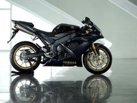 Moto esportiva Yamaha YZF com acabamento preto elegante e detalhes dourados