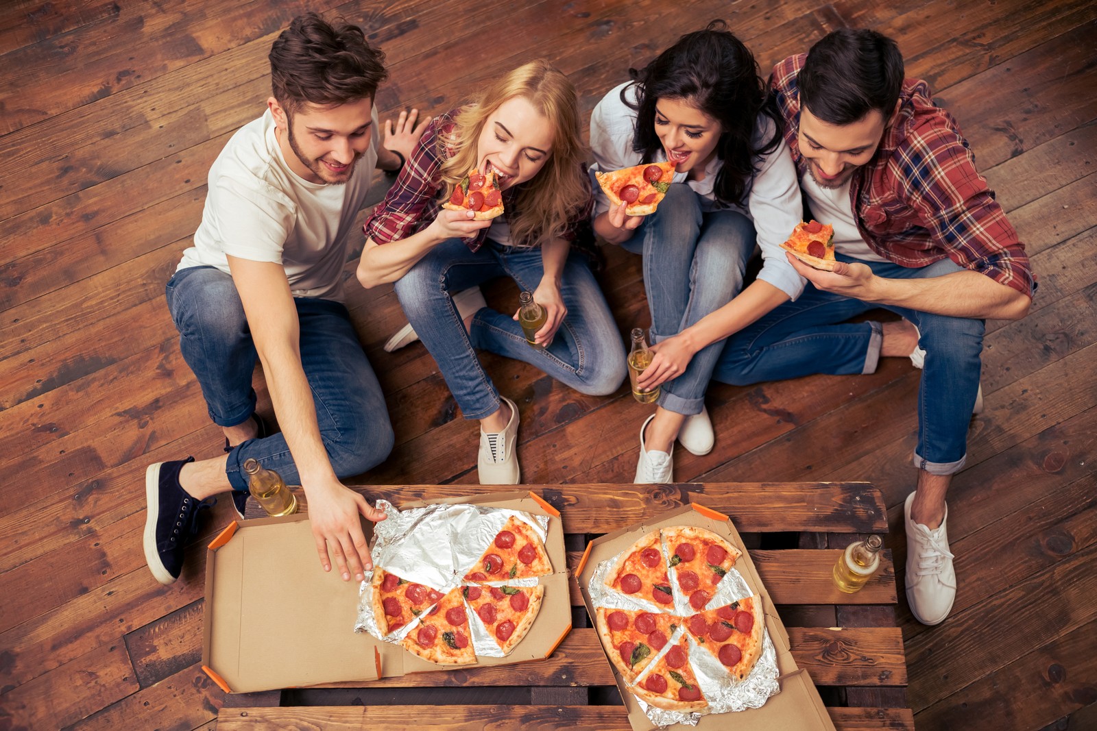 Girafas estão sentadas no chão comendo pizza e bebendo cerveja (pizza, cozinha italiana, comer, diversão, comida)